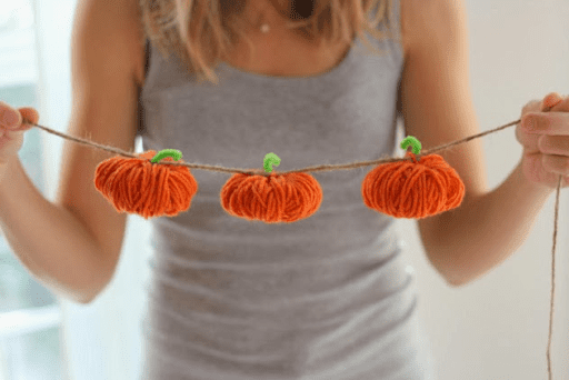 cheap diy halloween decorations - yarn pumpkin garlands